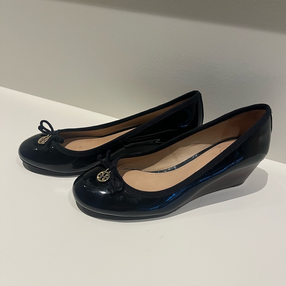 Tory Burch Size 7.5 Black Wedge Shoes with Shiny Finish Patton leather